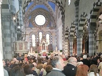 Don Gallo, pugni chiusi e Bella Ciao ai funerali. Bagnasco interrotto dai fischi