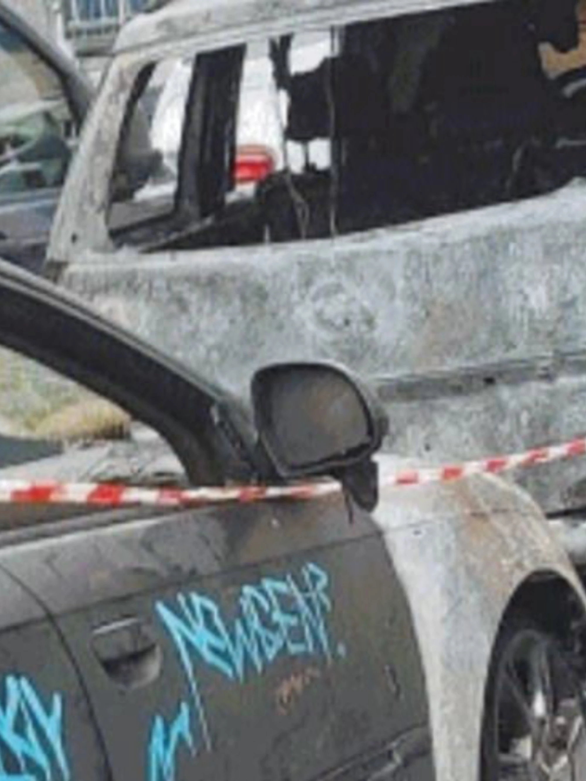 Auto bruciate e caos fino all’alba: Milano sotto choc