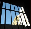Monza, detenuto incendia cella