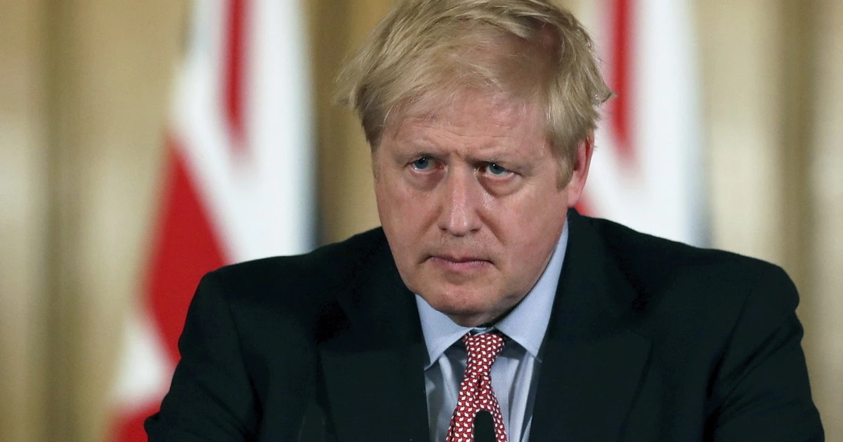 Boris Johnson, mentre il Regno Unito va a rotoli... beccato così: la foto che indigna gli Uk