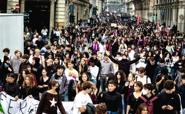 Pisa, studenti in piazza: cosa spunta tra la folla. Giovani compagni allo sbando