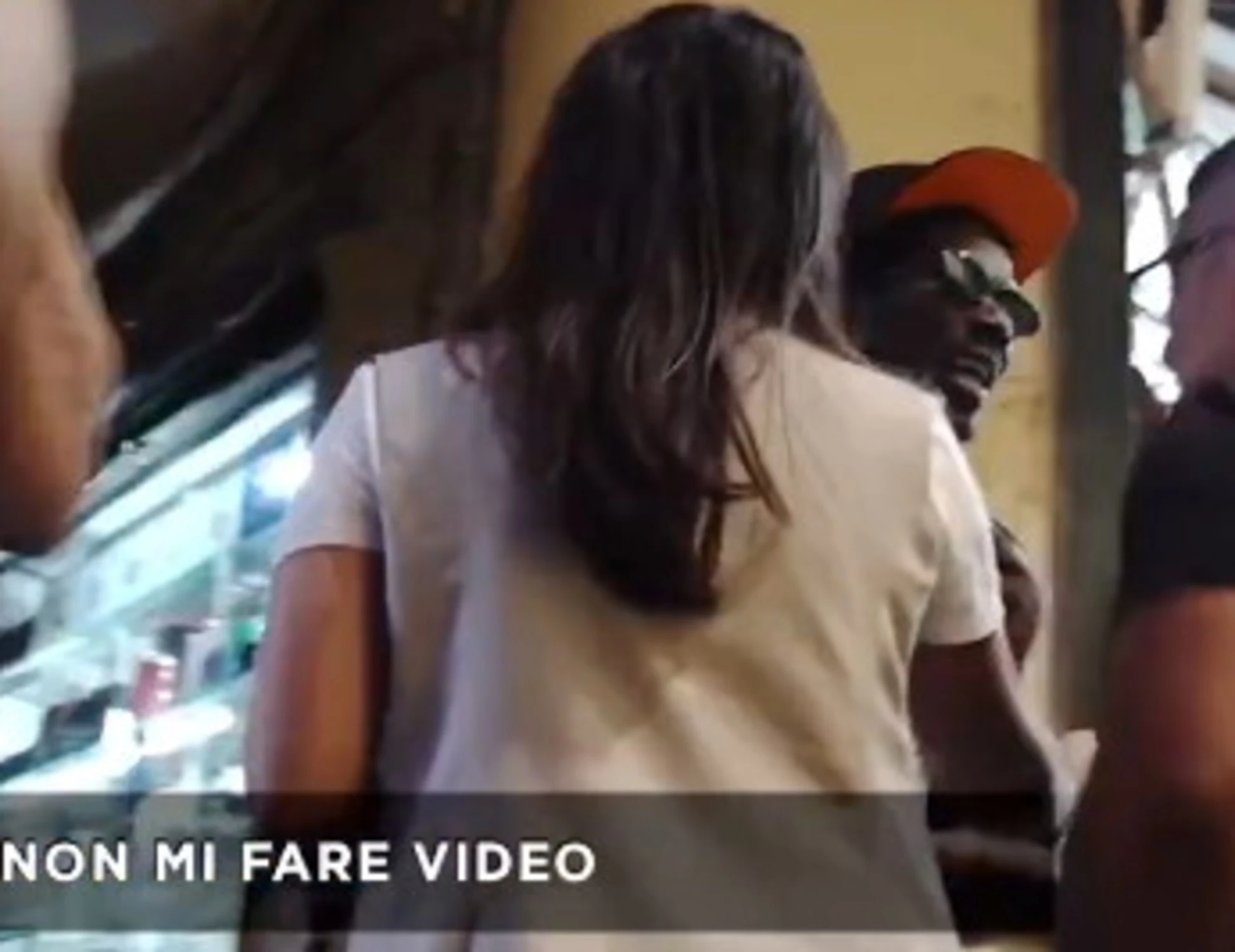 Fuori dal Coro, immigrato aggredisce l'inviata: "Non toccarmi, che c** fai?"