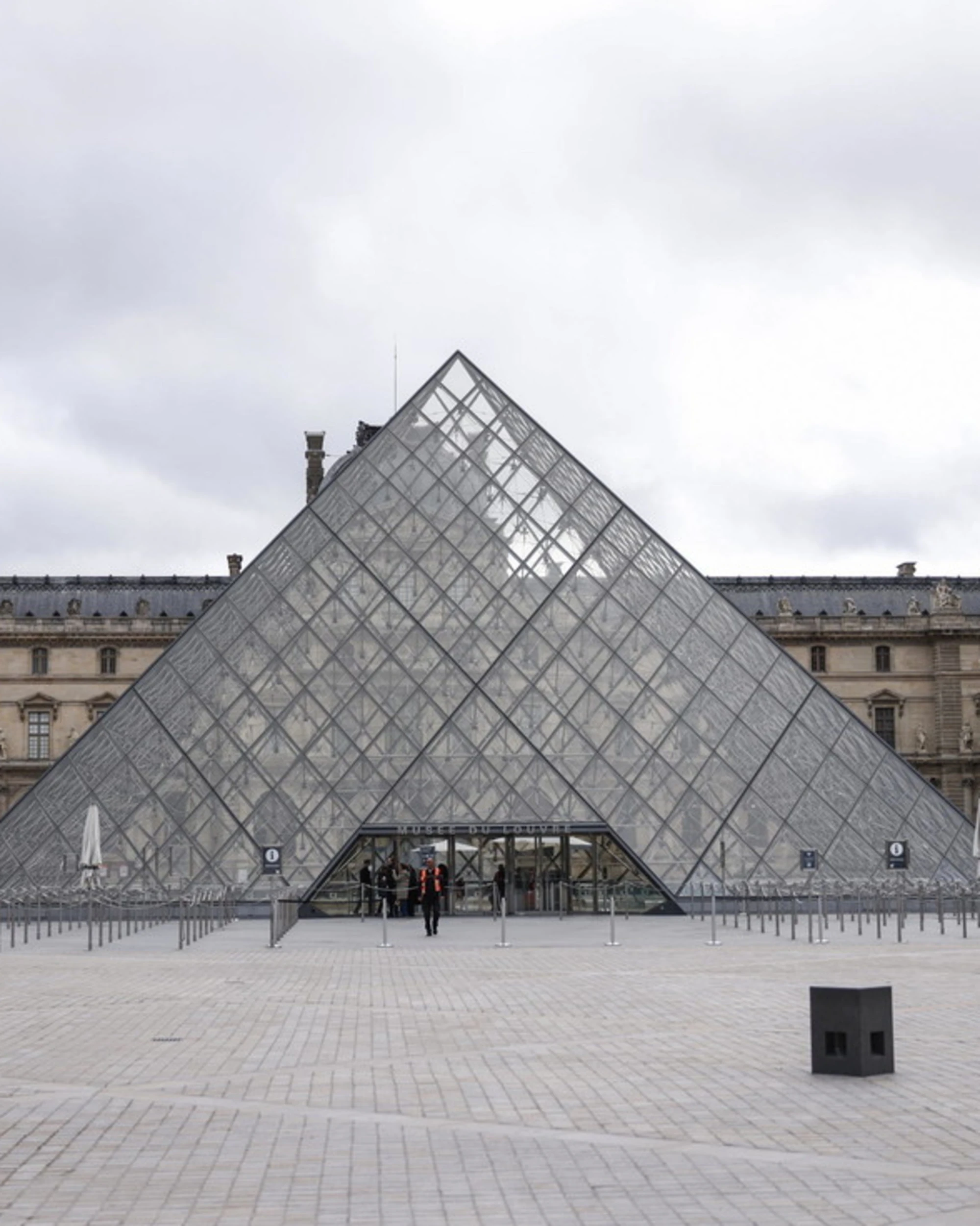 Louvre, i gioielli rubati? "Valevano 88 milioni", ma non erano assicurati