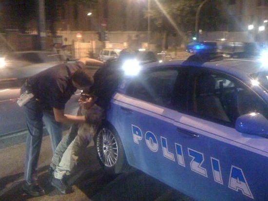 Sanremo, tunisino aggredisce poliziotto e gli spappola la milza: subito libero