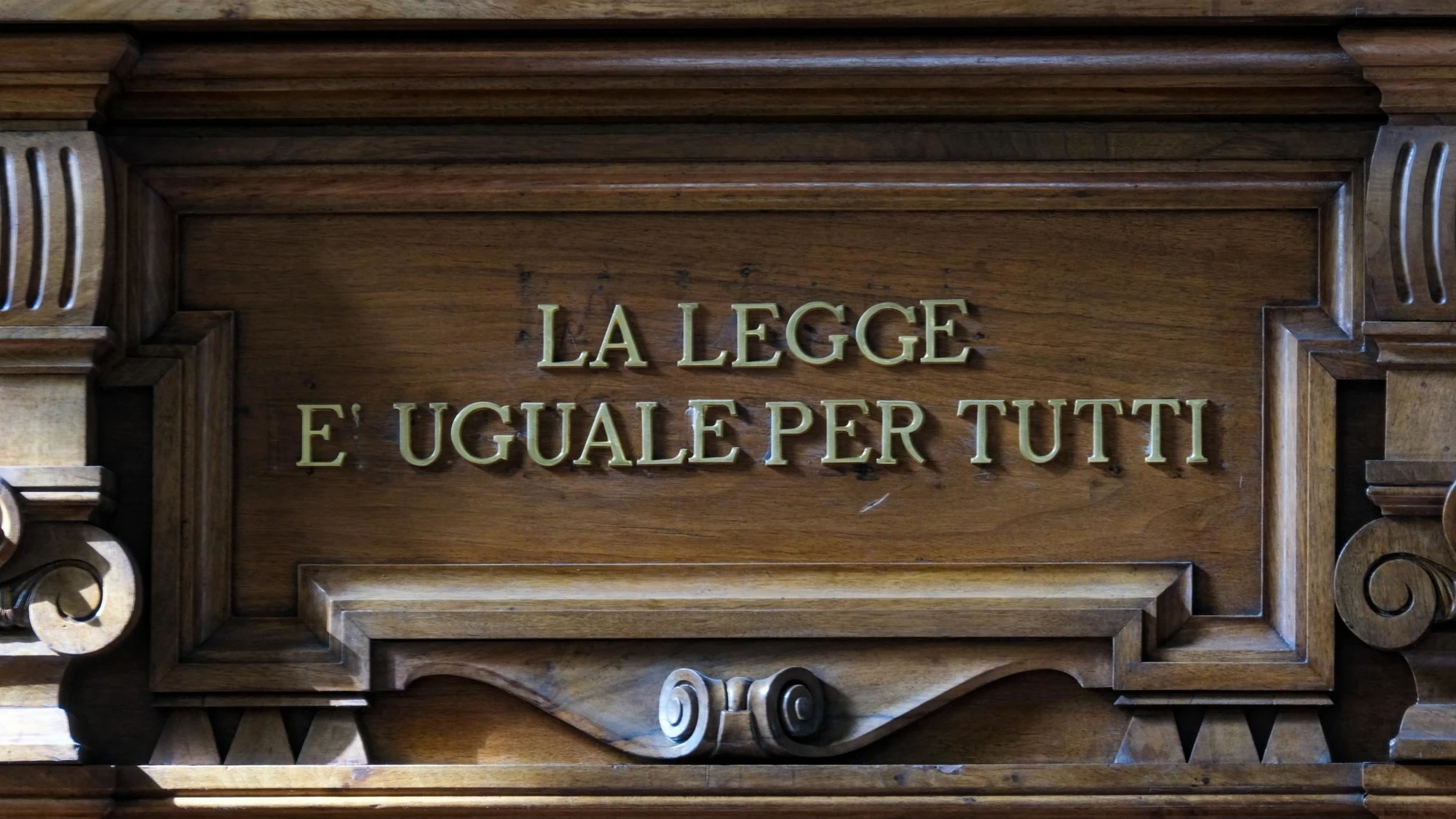 Giudice sospeso dal Csm senza stipendio: ha mostrato i genitali a una 18enne