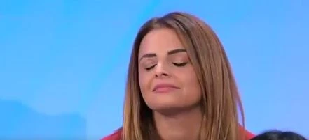 Uomini e donne, crollo nervoso di Roberta: come reagisce quando il tronista Gianluca vuole conoscere un'altra
