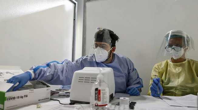 Coronavirus, bollettino: 30mila positivi, 352 morti e 67 in intensiva. "Segni di stabilizzazione", le regioni non vogliono le zone rosse