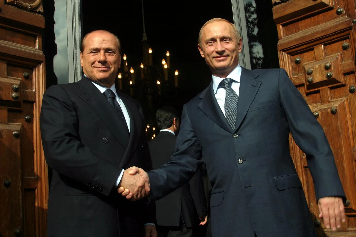 Silvio Berlusconi, il vaffa a Forza Italia: diserta la convention, va al compleanno di Vladimir Putin