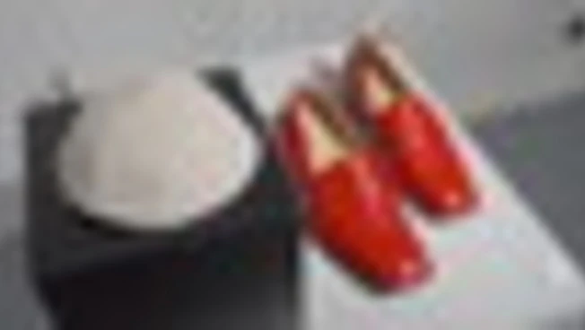 Dalle scarpe rosse ai suoi oggetti, mostra per centenario di Ratzinger