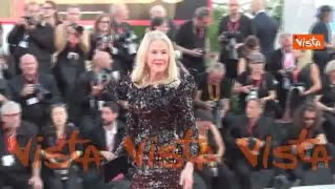 Leggi l'articolo: Venezia 81, Chaterine O'Hara sul red carpet. L'attrice è scomparsa a gennaio 2026