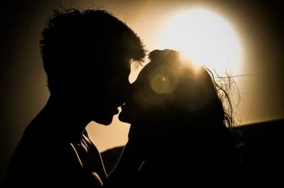 Lo dice la scienza: il bacio è terapeutico. Saliva e ormoni: quali sono gli effetti sulla salute