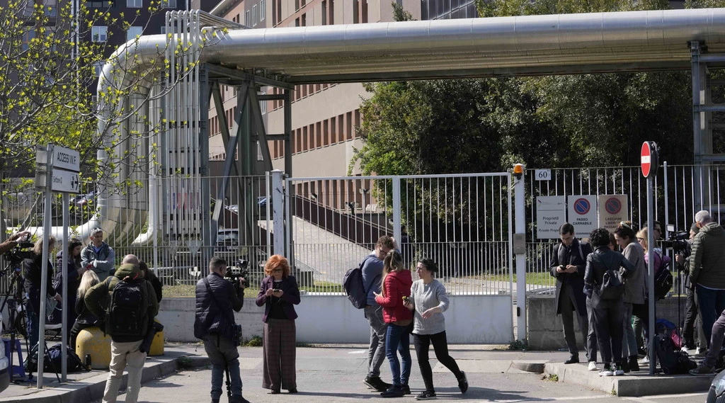 Berlusconi ricoverato, "c'è tutta la famiglia": ansia al San Raffaele