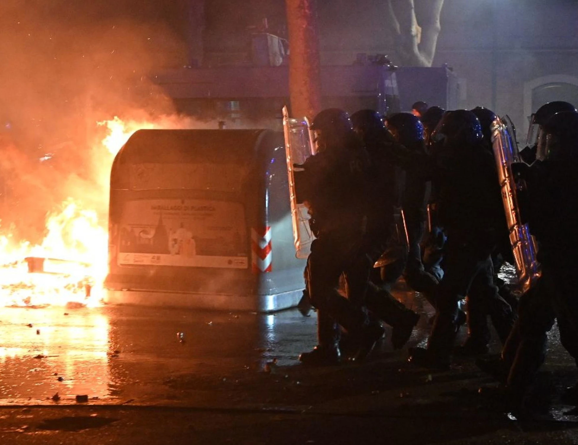 Sondaggio, lo schiaffo degli elettori di sinistra a Pd e Avs: "Giù le mani dalla polizia"