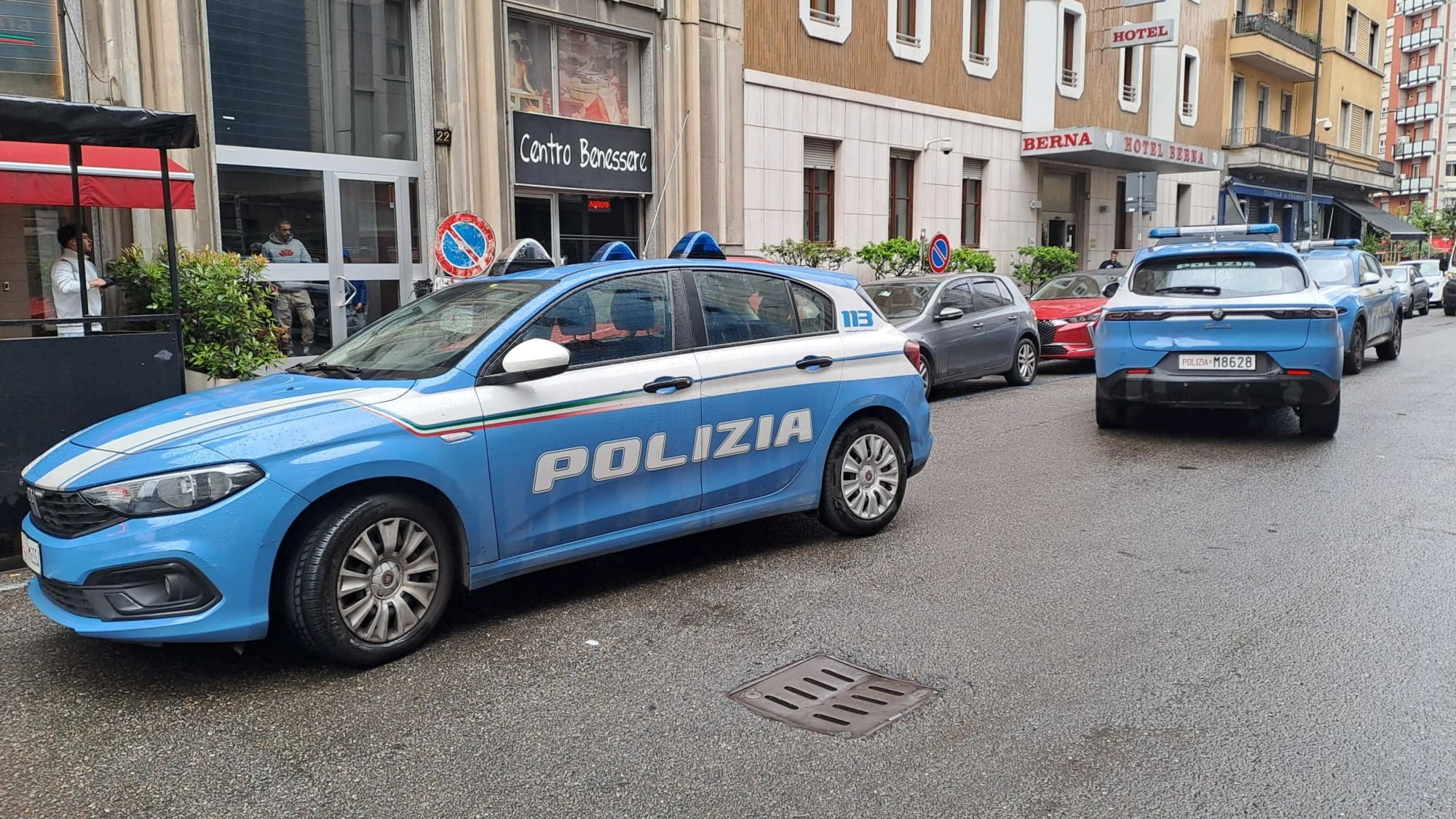 Milano, coltellate in hotel: caccia all'uomo e una donna sparita