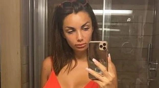Elettra Lamborghini in costume allo specchio: troppo sgambato, dettagli da infarto