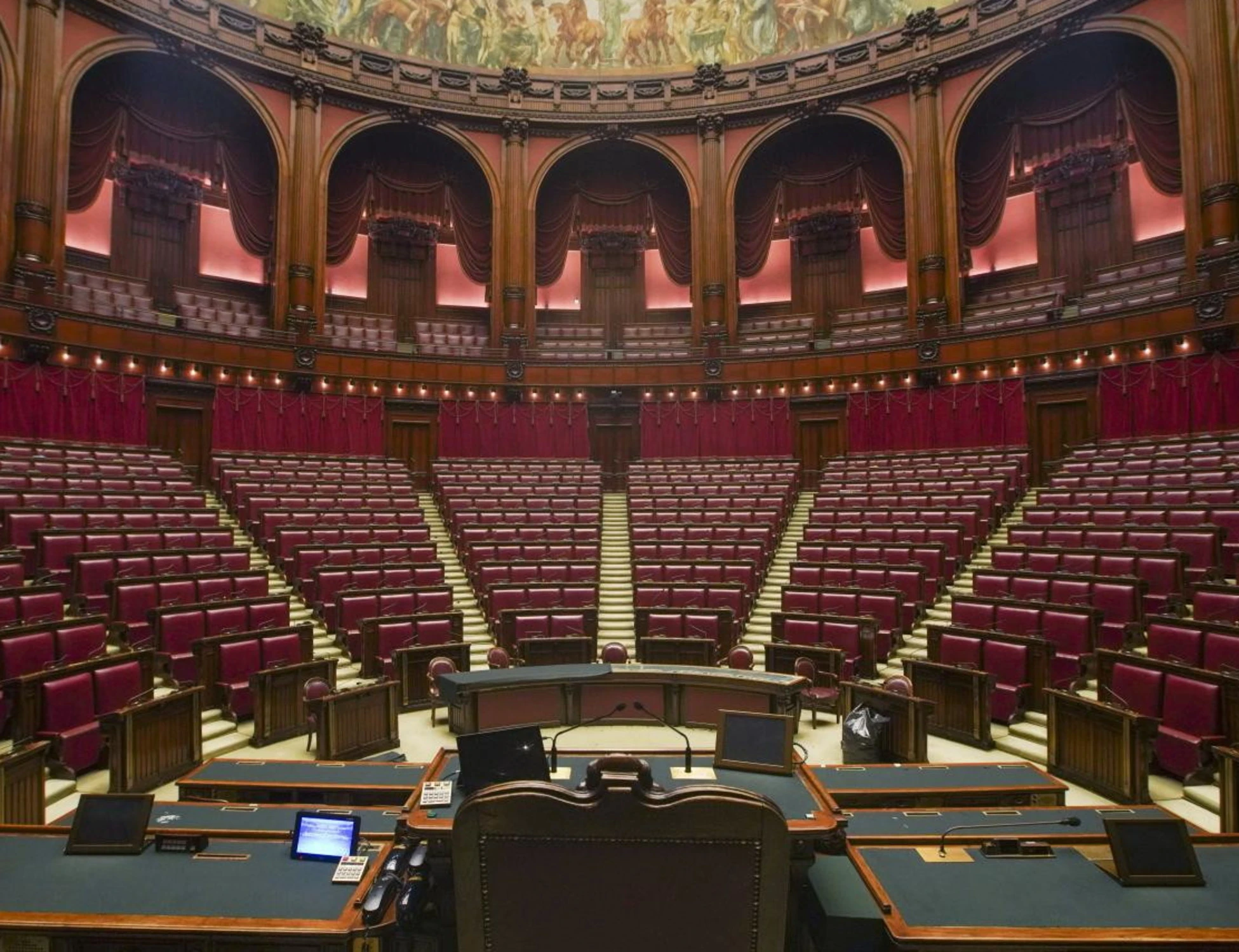 Imprevisto a luci rosse alla Camera: sullo schermo il programma "Alta Infedeltà"