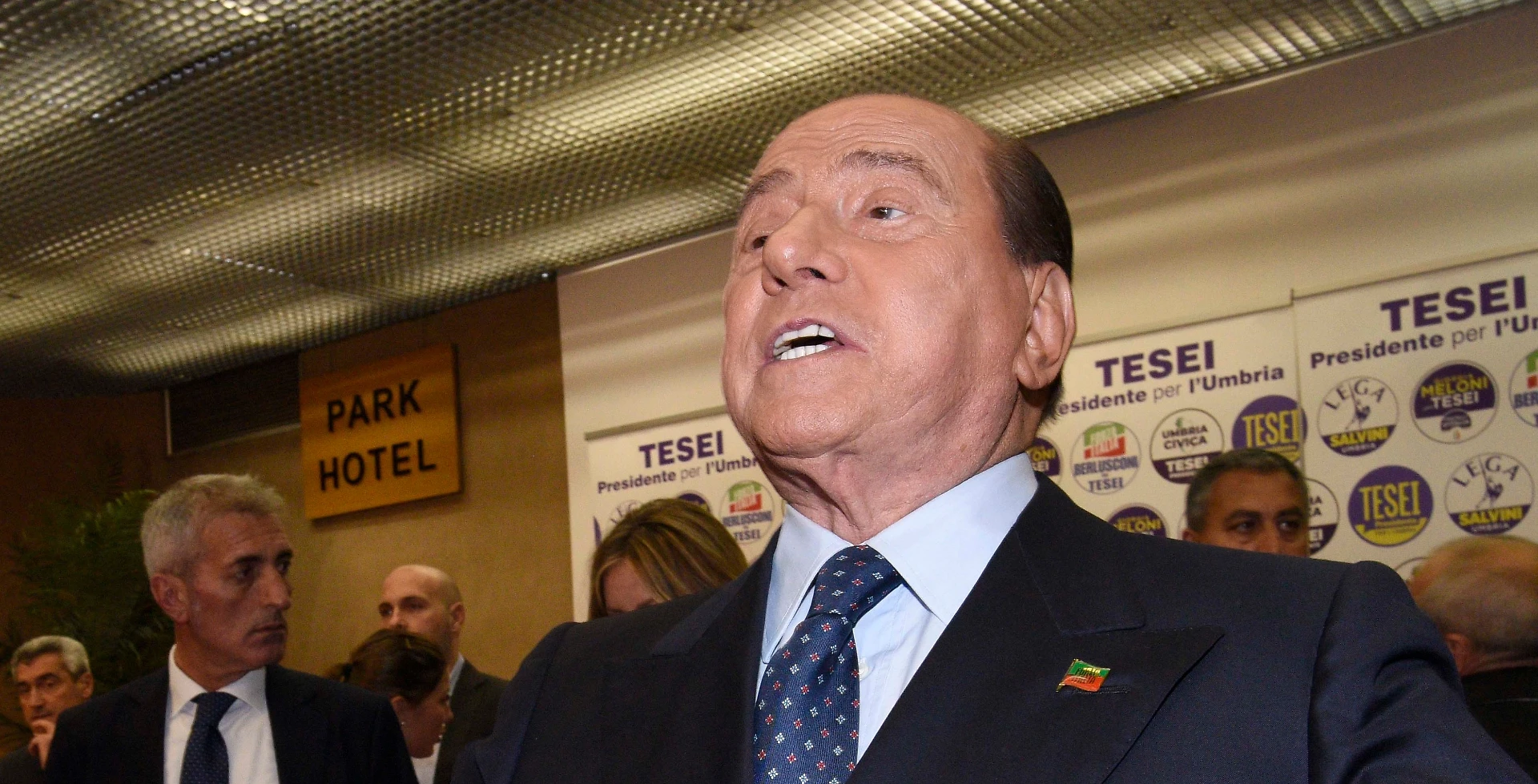 Matteo Renzi, riunione al Senato con gli esponenti di Forza Italia: colpo basso a Silvio Berlusconi