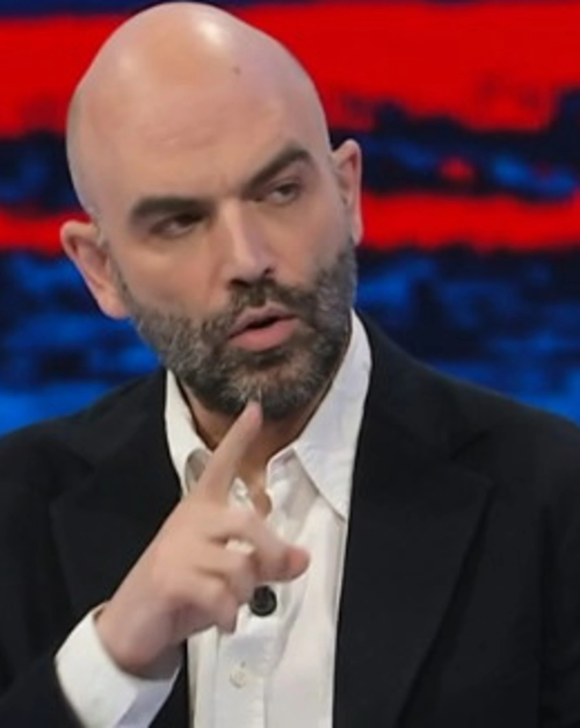 Saviano insulta ancora Salvini: "Si è fatto cogl***". E si becca una denuncia
