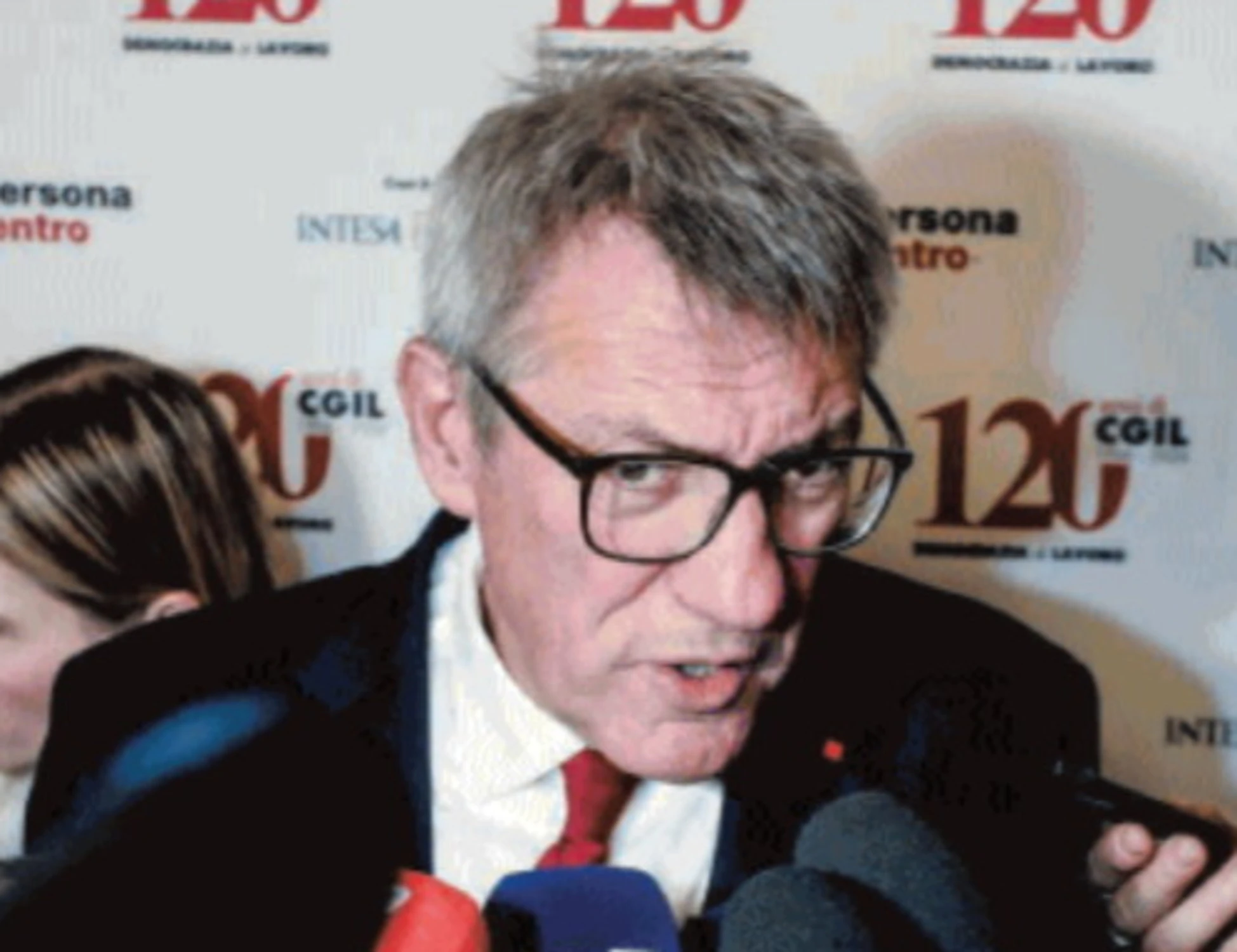 La Cgil trasforma la Scala in un centro sociale