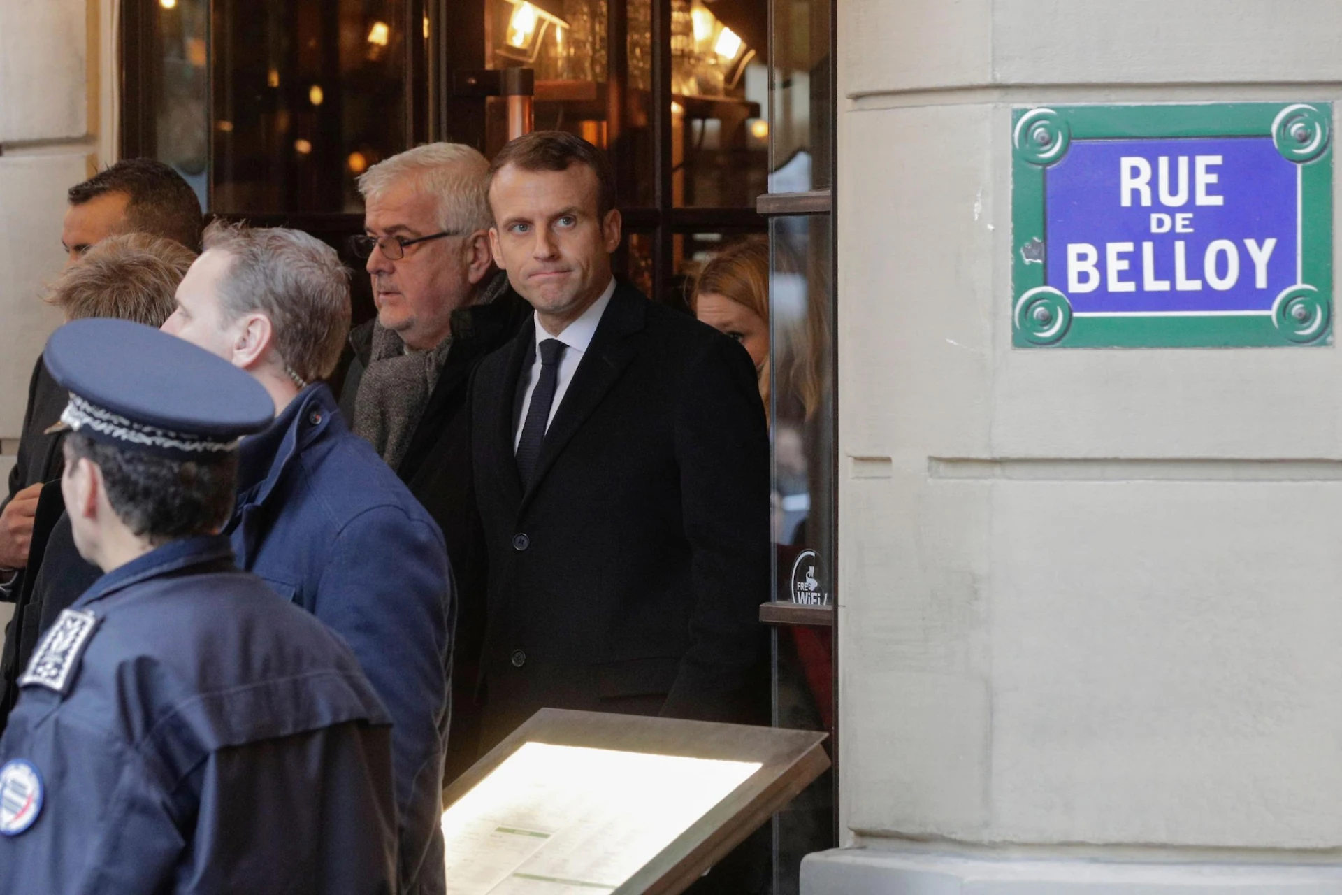 Francia, gli 007 terrorizzati: "Aria di golpe contro Emmanuel Macron, marcia armata sull'Eliseo"