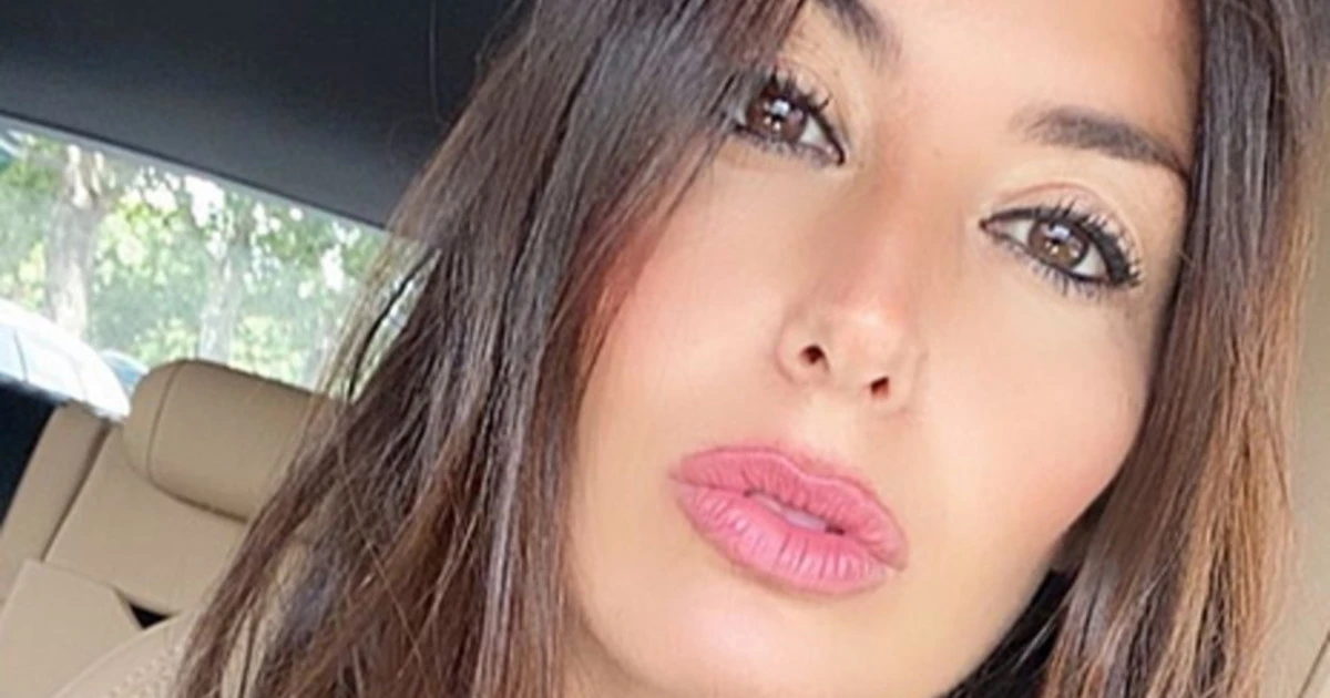 Elisabetta Gregoraci, un "bacio" dalla "trottolina": la scollatura pazzesca che fa sognare mezza Italia
