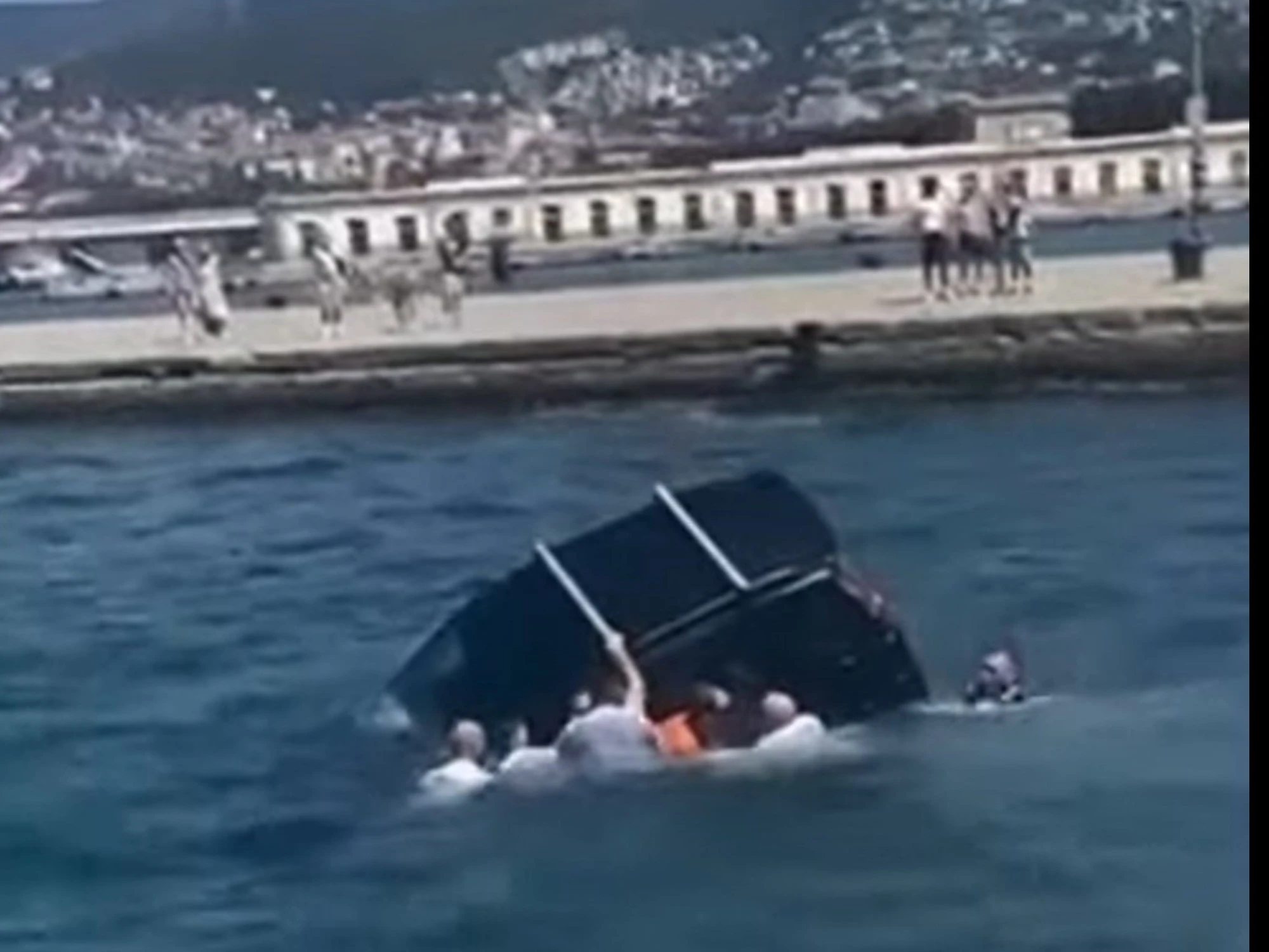 Auto precipita in mare, il gesto eroico dei militari: il video fa il giro del mondo