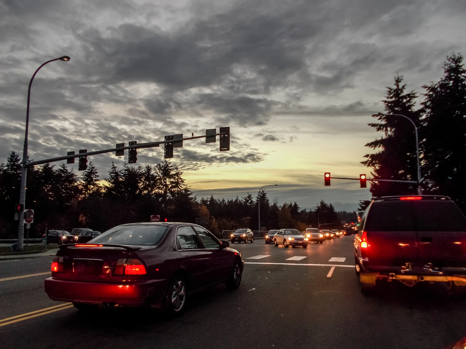 Multe, le sanzioni per chi supera la striscia bianca al semaforo: lo strumento che rileva le infrazioni