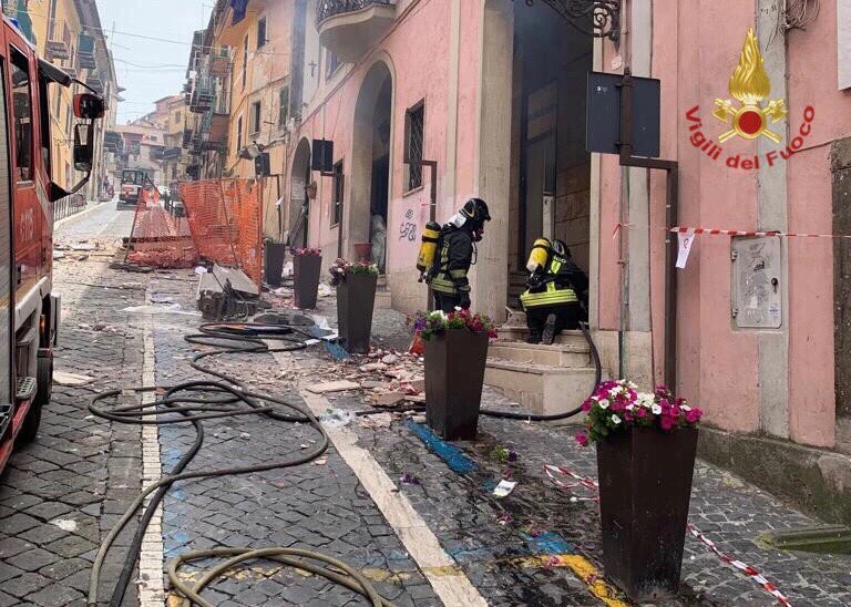 ROCCA DI PAPA: ESPLOSIONE PER FUGA DI GAS, TRA FERITI SINDACO E BIMBI