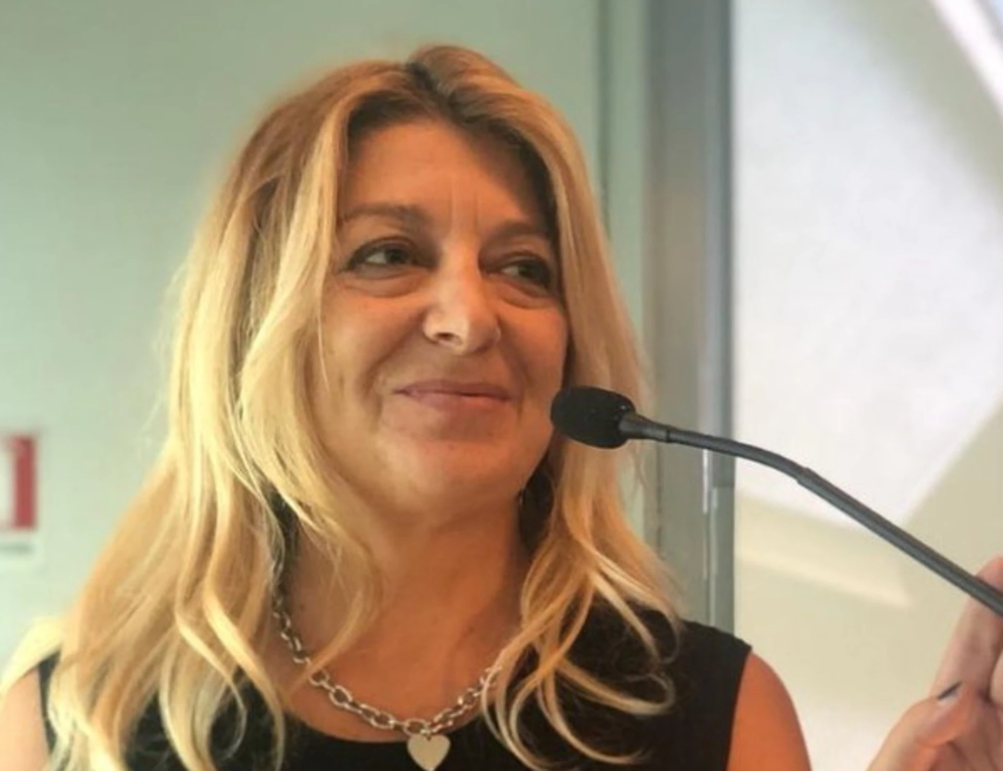 Ilaria Salis, Elisabetta Brunelli va ad ascoltarla a Bologna e viene aggredita