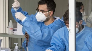 Coronavirus, bollettino 20 gennaio: 13.571 contagi e 524 vittime. Sale il tasso di positività, meno pressione sugli ospedali