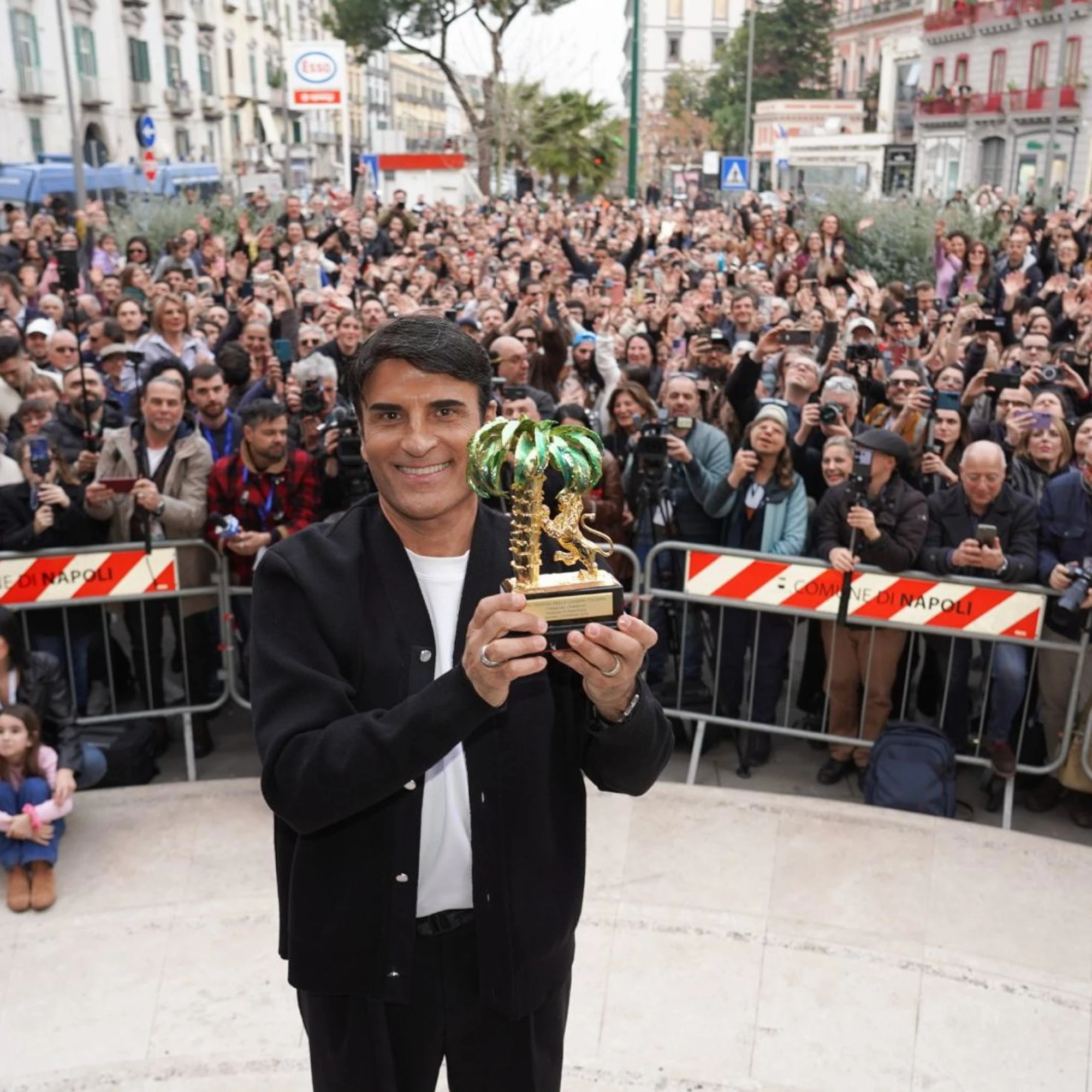 Difende la famiglia: Sal Da Vinci nel mirino