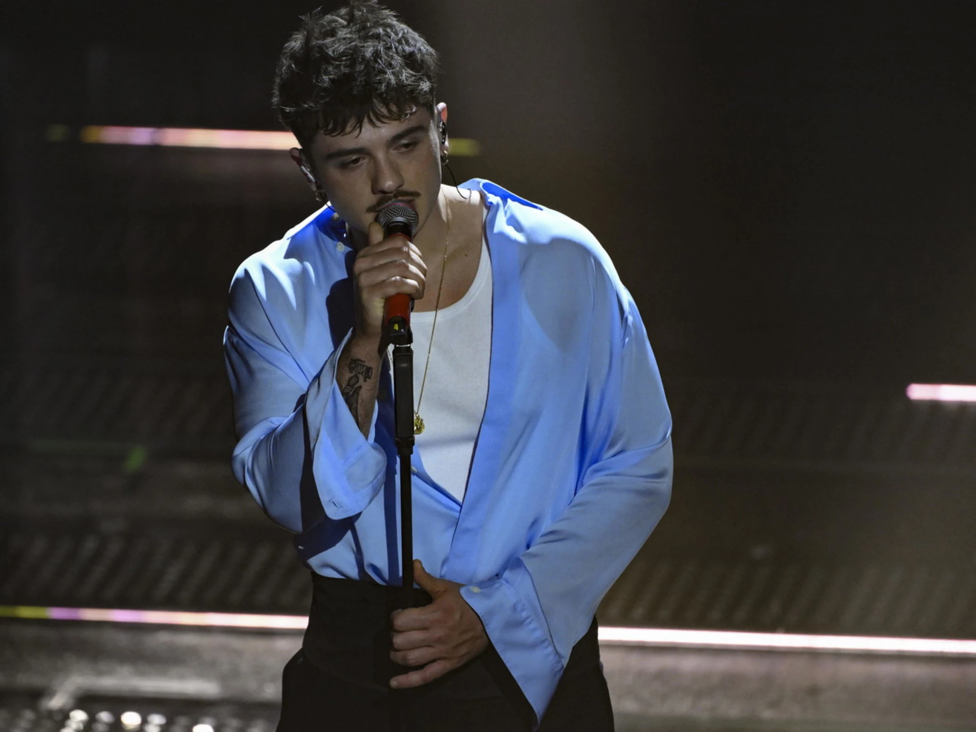 Olly sbrocca: "Trovatevi un lavoro invece di dire ca**ate"