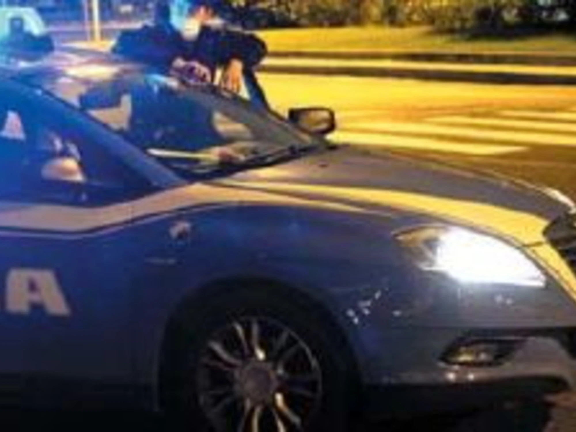 Milano, poliziotti presi a calci e pugni: il pestaggio choc