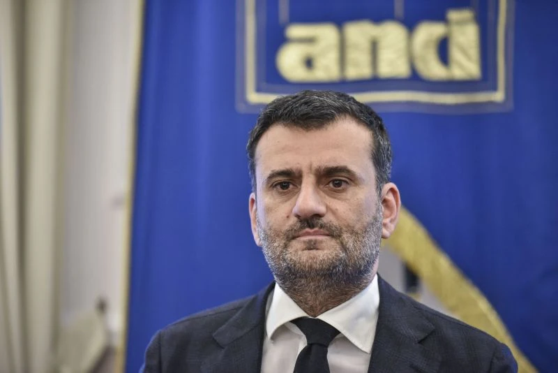DECARO RIELETTO PER ACCLAMAZIONE PRESIDENTE DELL'ANCI