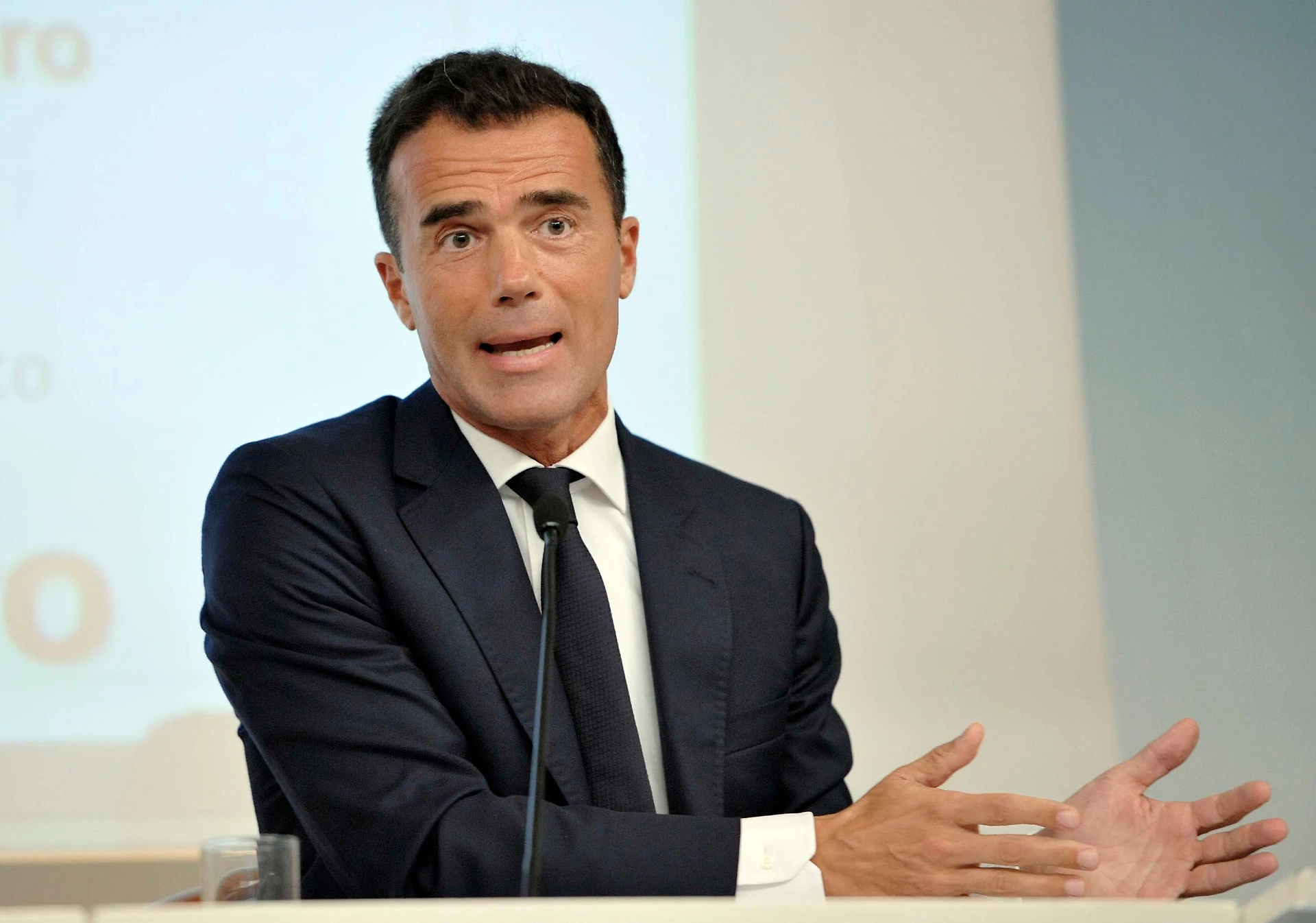 Emmanuel Macron dà un posto all'ex renziano Sandro Gozi. Il piddino nel governo francese