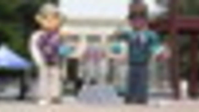 Antivax contro Oms: sculture di palloncini di Tedros e Bill Gates