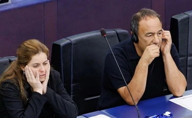 Mimmo Lucano invita Ilaria Salis a Riace, l'ultima sceneggiata