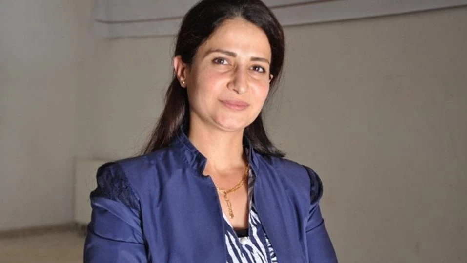 Siria, gli islamici filo-turchi uccidono la leader curda Hevrin Khalaf. Orrore: stuprata e lapidata