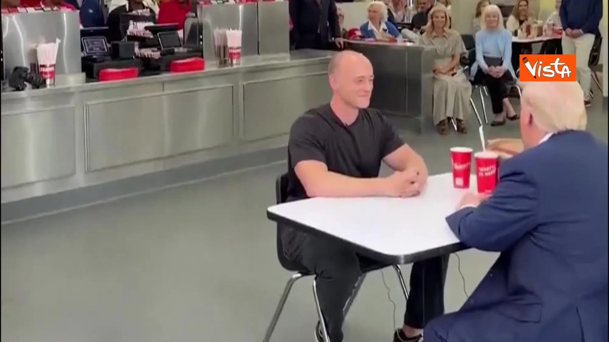 Donald Trump, show al fast-food: "Niente tasse sulle mance... bello, no?"