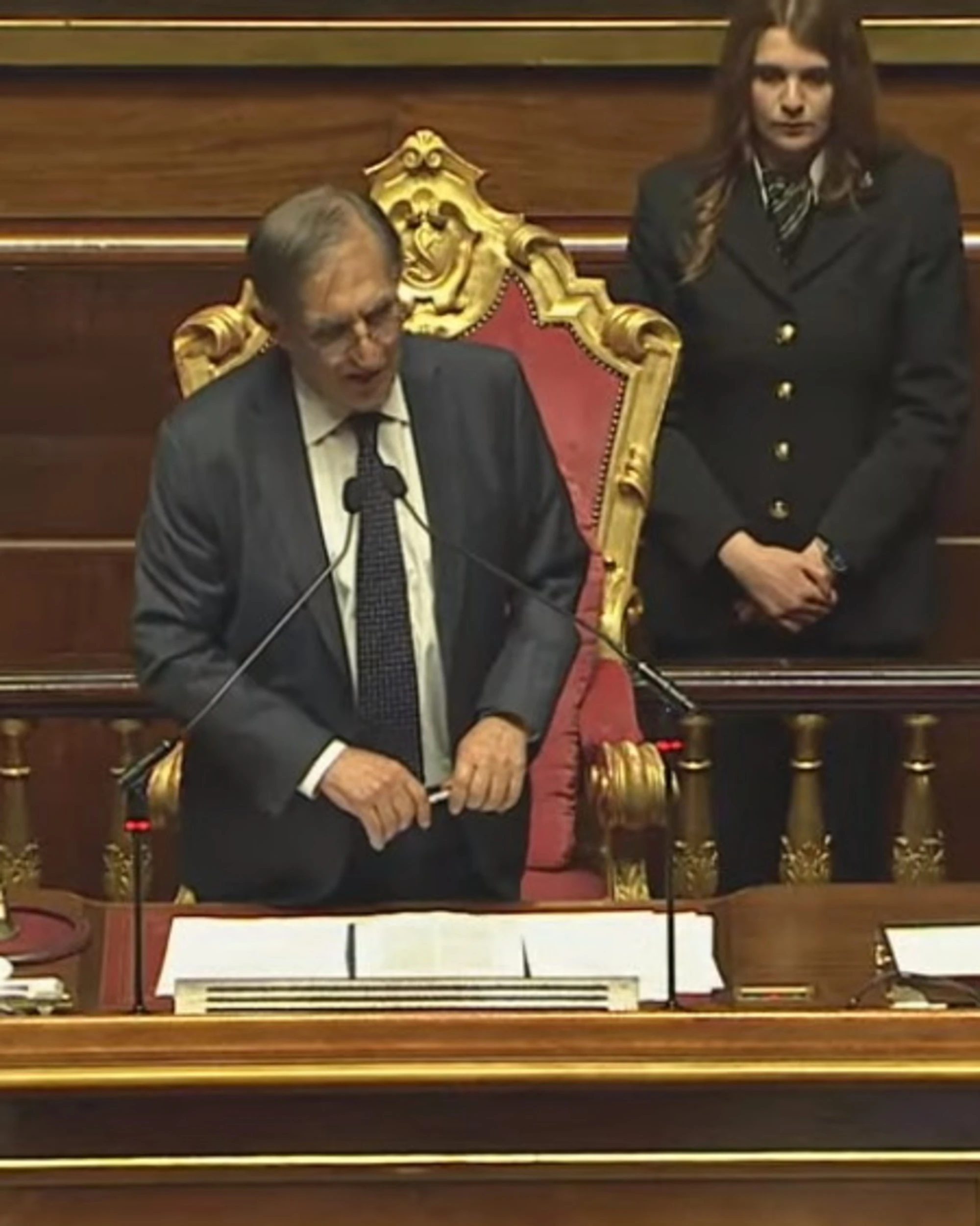 25 aprile, la sinistra contro La Russa che parla da seduto: ennesima pagliacciata