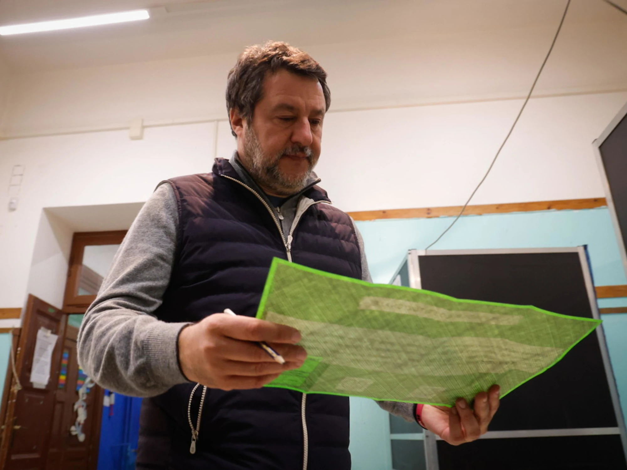 Referendum, incontra Salvini al seggio e finge di vomitare? La strepitosa risposta del leghista
