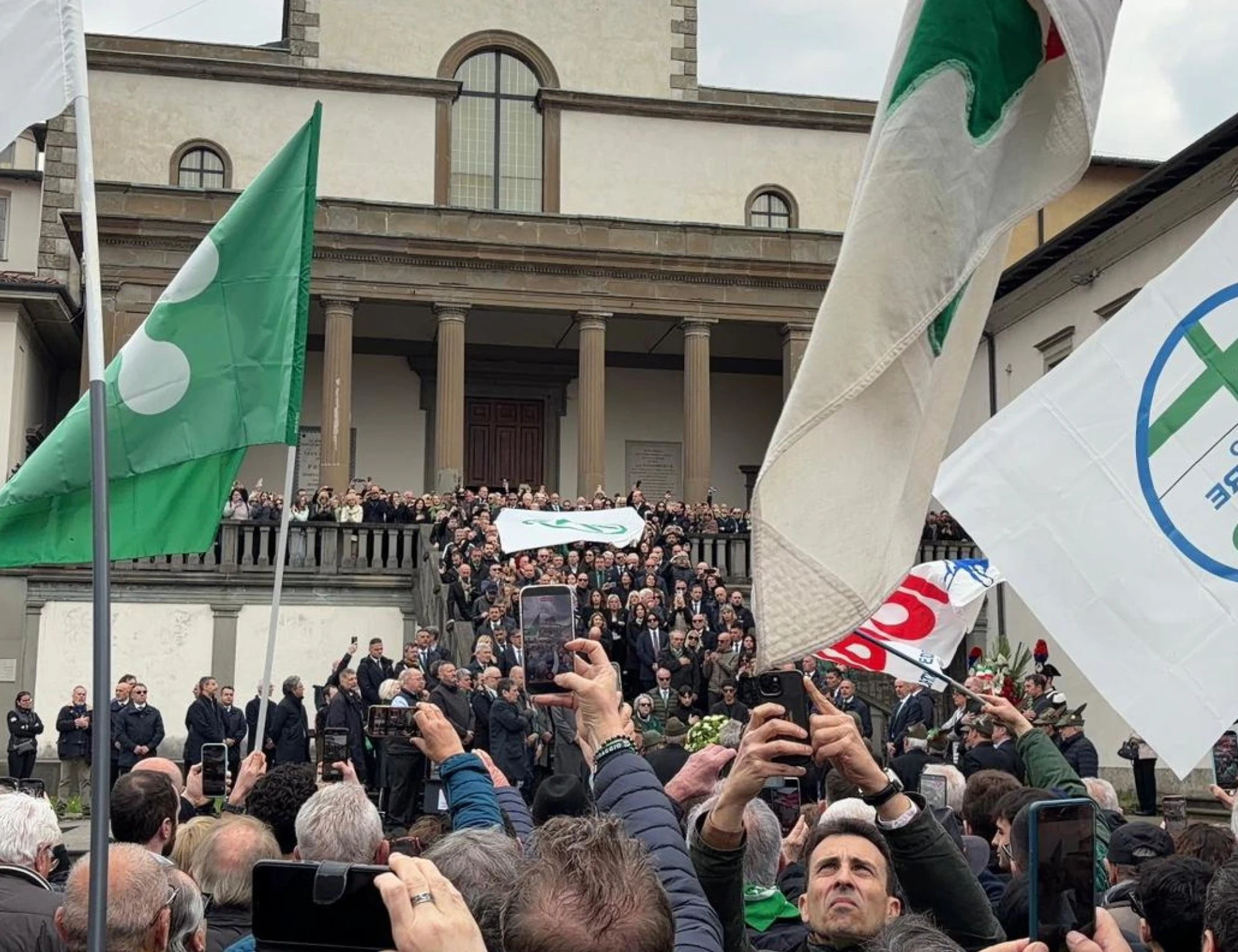 Bossi, i "funerali di popolo" a Pontida: orgoglio Salvini, applausi a Meloni. E Giorgetti placa i leghisti