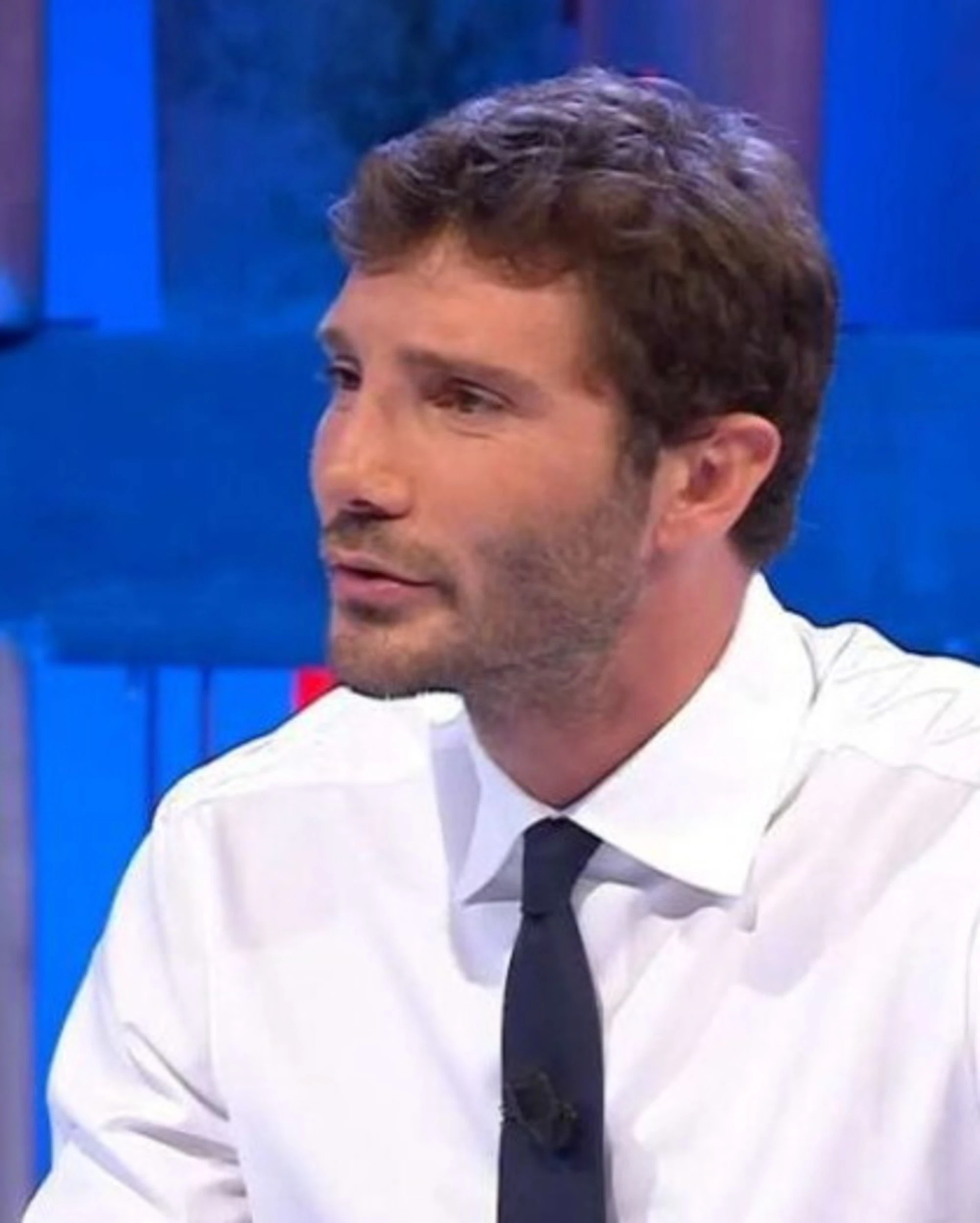 Affari Tuoi, clamoroso: con chi è in vacanza De Martino