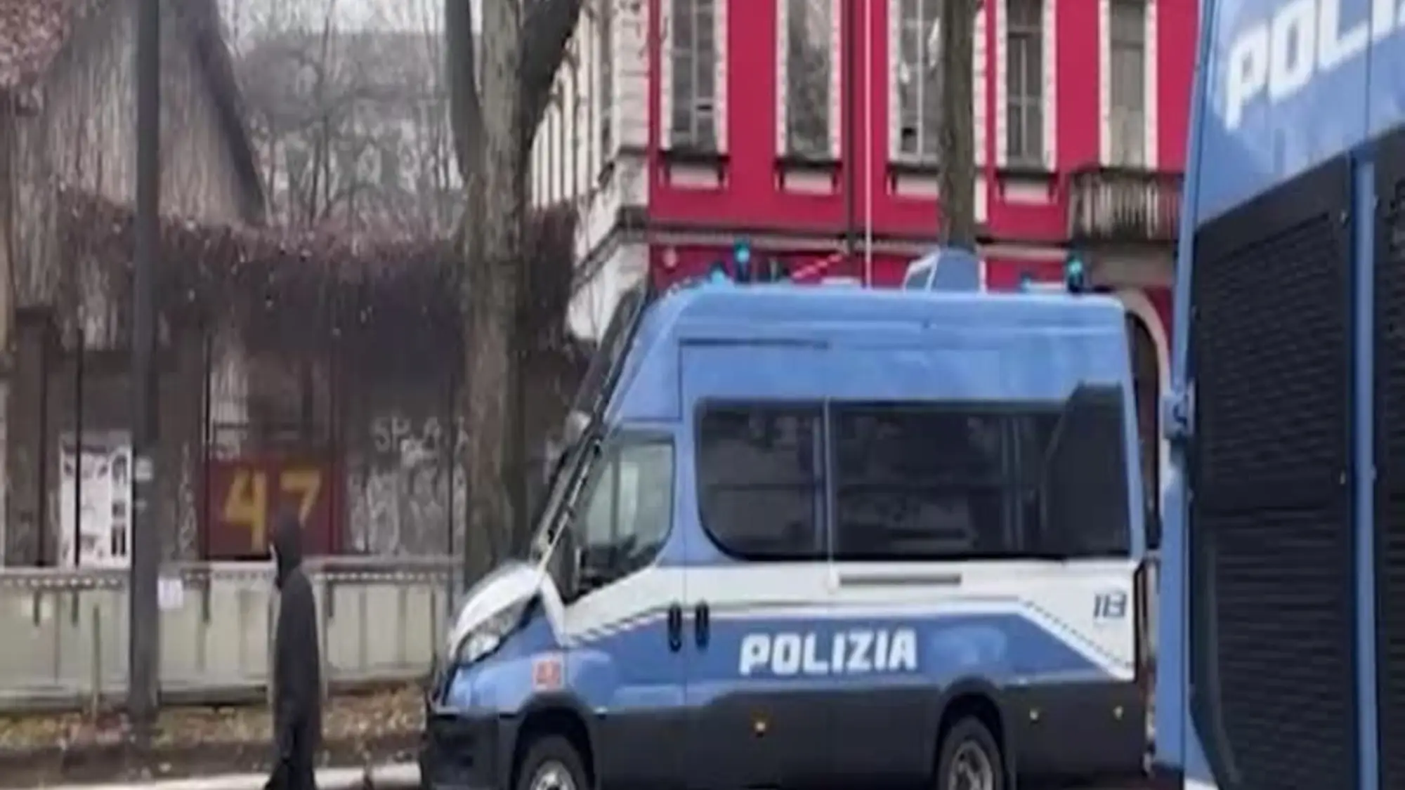 Askatasuna, il presidio delle forze dell'ordine