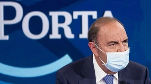 AstraZeneca, Bruno Vespa svela l'errore di Conte: "Potevamo avere le dosi dell'Inghilterra, bastavano 70 milioni". Chi ha detto no