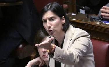 Elly Schlein, sceneggiata e figuraccia in aula: "Via dal bar senza pagare il conto"