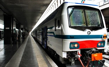 Livorno, dà in escandescenze sull'Intercity: i passeggeri lo buttano giù dal treno a calci