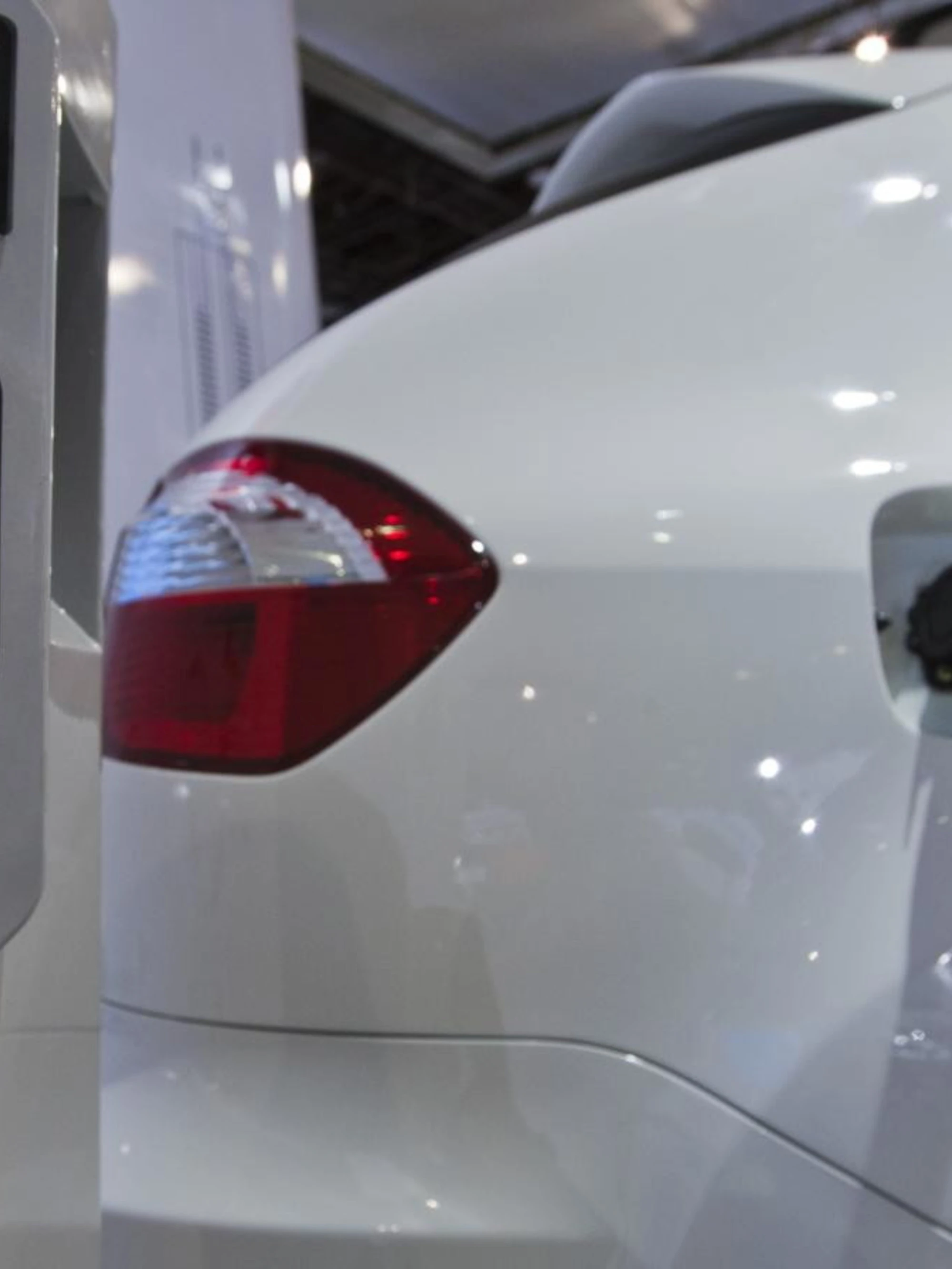 Byd stravolge il mercato dell'auto: "Elettrico ricaricato in 5 minuti". Il titolo vola in Borsa