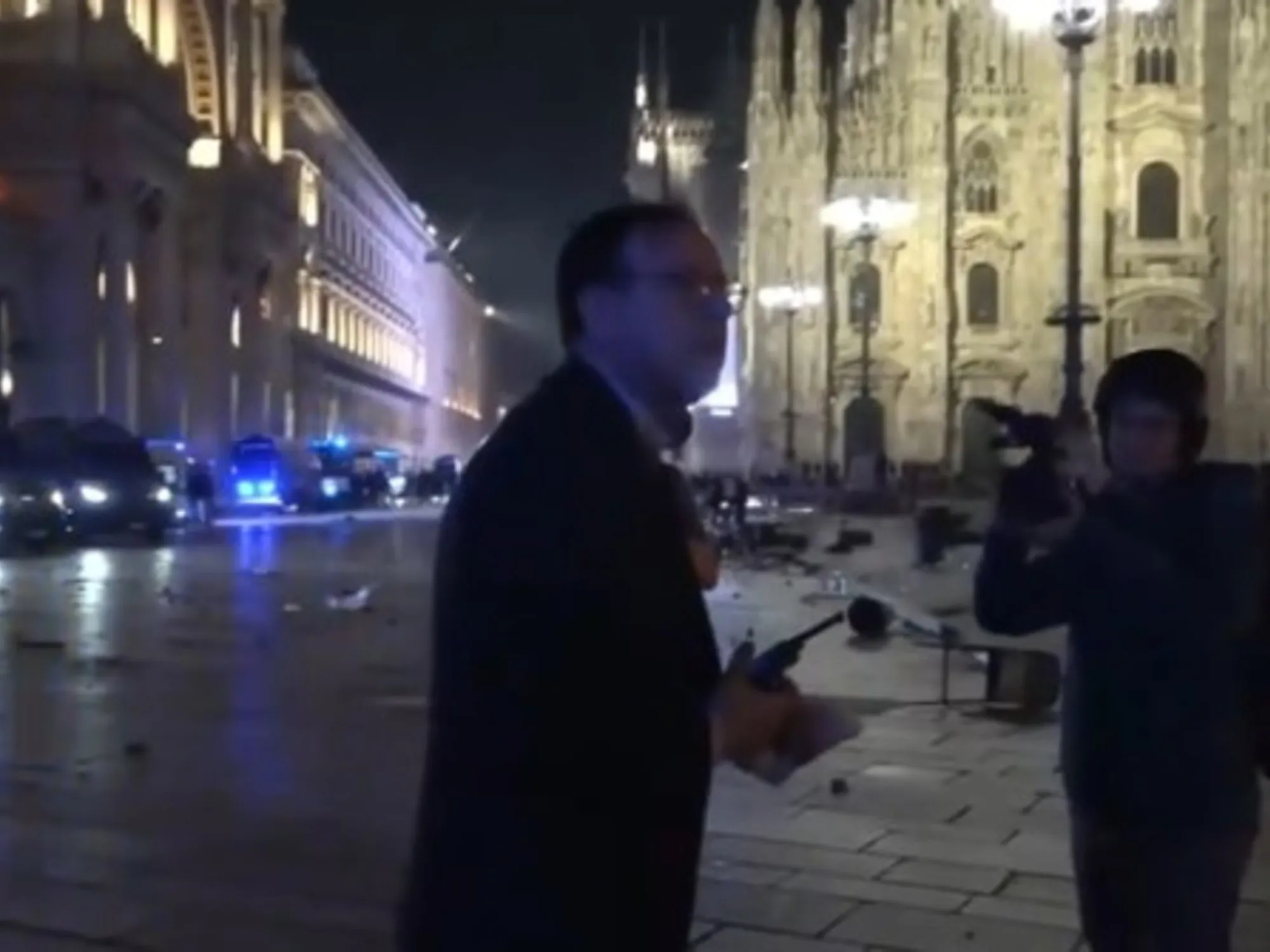 Leggi l'articolo: Il poliziotto idolo degli italiani: cosa urla alla ragazzina che tifa per i vandali in piazza