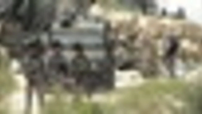 Cisgiordania, i bulldozer israeliani demoliscono una abitazione